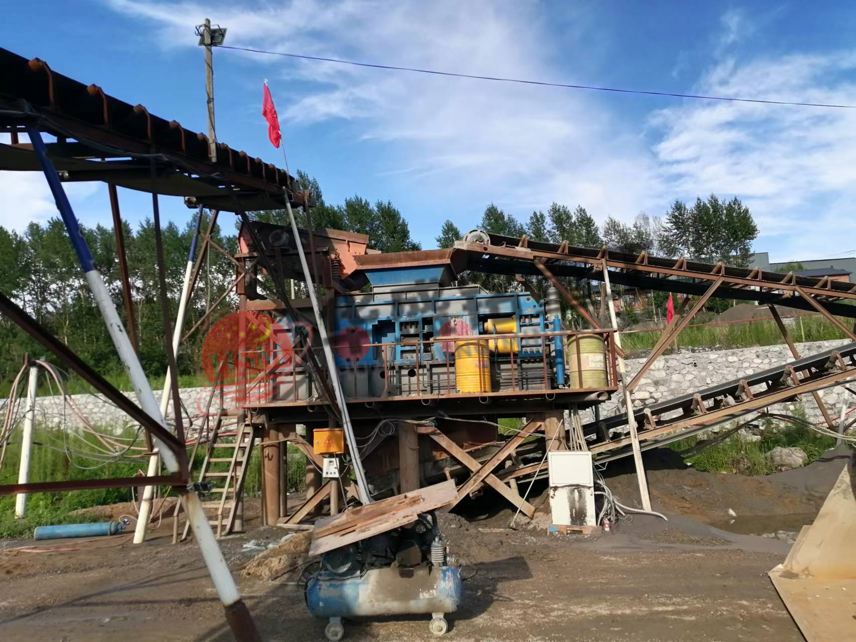  硅石礦破碎機(jī),硅石礦雙齒輥破碎機(jī)廠家,硅石塊齒輥機(jī)型號,硅石狼牙破碎機(jī)報(bào)價